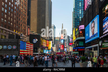 Helle Reklametafeln, viel Verkehr, Times Square, Broadway Theater District, Manhattan, New York, Vereinigte Staaten von Amerika, Nordamerika Stockfoto