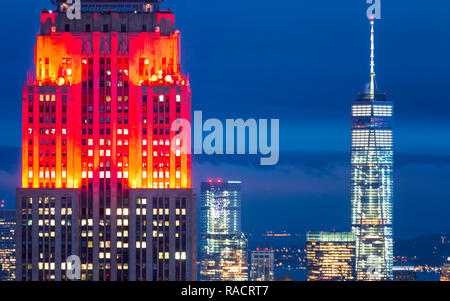 Lower Manhattan Skyline von der Spitze des Felsens, Empire State Building bei Nacht, New York, Vereinigte Staaten von Amerika, Nordamerika Stockfoto