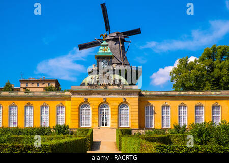 Potsdam, Brandenburg/Deutschland - 2018/07/29: Fassade des Neuen Kammern Palace, Teil des Ensemble von Schloss Sanssouci mit historischen Mühle von Sanssou Stockfoto