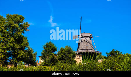 Potsdam, Brandenburg/Deutschland - 2018/07/29: Historische Mühle von Sanssouci - Historische Muhle von Sanssouci im Park Sanssouci Stockfoto