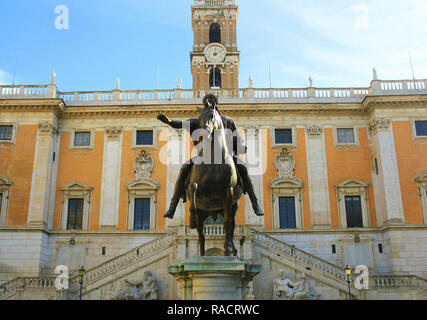 Rom, Italien, 29. Dezember 2018: Das Denkmal des Marcus Aurelius, der auf dem Pferd auf der Piazza del Campidoglio in Rom, Italien Stockfoto