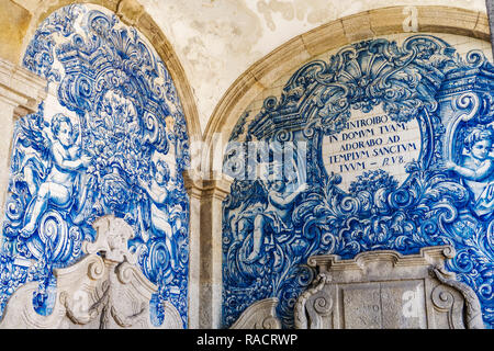 Dekoration in der Se do Porto (Porto Kathedrale) Kreuzgang mit blau und weiß gestrichenen Zinn - Glasierte keramische Kacheln (Azulejos), Porto, Portugal, Europa Stockfoto