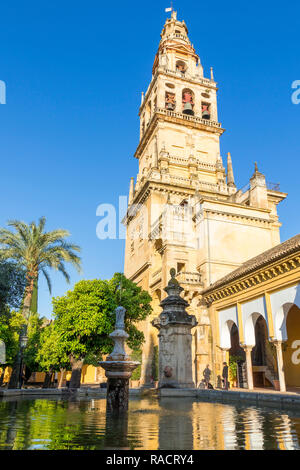 Der Glockenturm der Moschee-kathedrale (Große Moschee von Cordoba) (Mezquita), UNESCO, vom Innenhof, Cordoba, Andalusien, Spanien Stockfoto