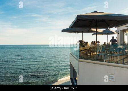 Menschen sitzen Hohe Terrasse mit Blick auf das Mittelmeer, Benalmadena, Andalusien, Spanien. Stockfoto