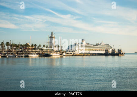 Schiff in den Hafen von Malaga, Malaga Leuchtturm, Muelle Uno, Andalusien, Spanien. Stockfoto