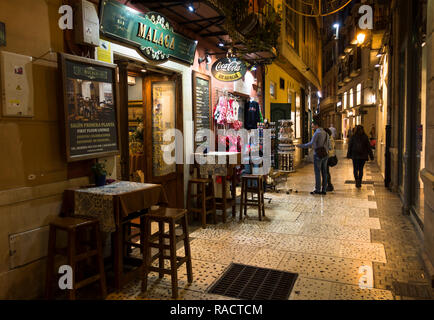 Typische Straße in Malaga bei Nacht mit Bars und Terrassen, Malaga, Spanien. Stockfoto