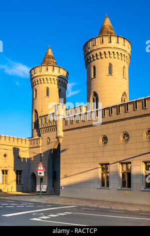 Potsdam, Brandenburg/Deutschland - 2018/07/29: Vorderansicht des Nauener Tor - Nauener Tor-historischen Potsdamer Tor in einem Neugotischen Stil Stockfoto