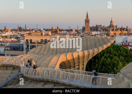 Blick von der Spitze des Metropol Parasol über die Innenstadt, Sevilla, Andalusien, Spanien, Europa Stockfoto