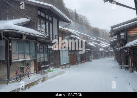 Blick auf die Straße von der Hauptstraße im Schnee Sturm in alte erhaltene Stadt aus der Edo Periode von Narai Stockfoto