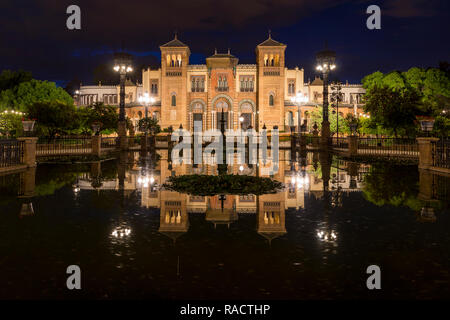 Night Shot des Museum für Volkskunst und Traditionen an der Plaza America, Sevilla, Andalusien, Spanien, Europa Stockfoto
