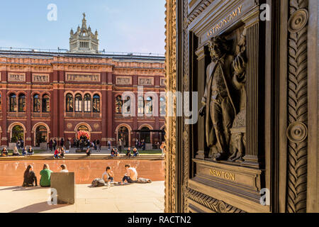 Reich verzierte Türen an der V und ein Museum (Victoria und Albert), South Kensington, London, England, Vereinigtes Königreich, Europa Stockfoto