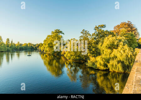 Die Serpentine Lake im Hyde Park, London, England, Vereinigtes Königreich, Europa Stockfoto