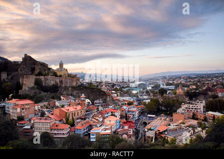 Sonnenuntergang über der Stadt Tiflis aus einem geheimen Aussichtspunkt, Georgien, Zentralasien, Asien Stockfoto