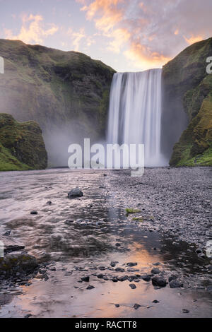 Skogafoss bei Sonnenaufgang im Sommer, Island, Polargebiete Stockfoto