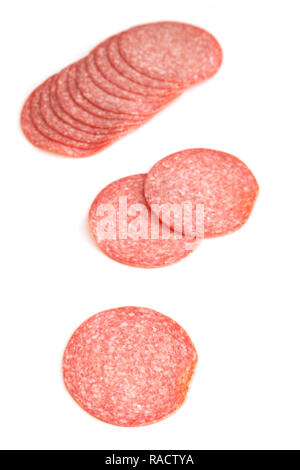 In Scheiben geschnittene Deutsche salami Würstchen auf einem weißen studio Hintergrund isoliert. Stockfoto