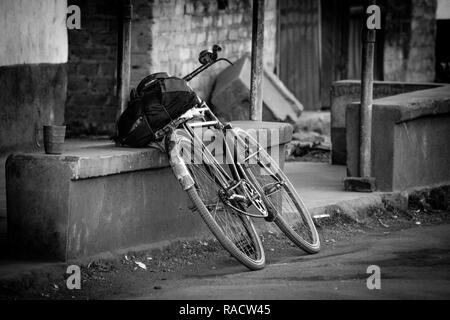 Ein altes Fahrrad ruht auf einem verlassenen Gebäude im ländlichen Simbabwe. Stockfoto