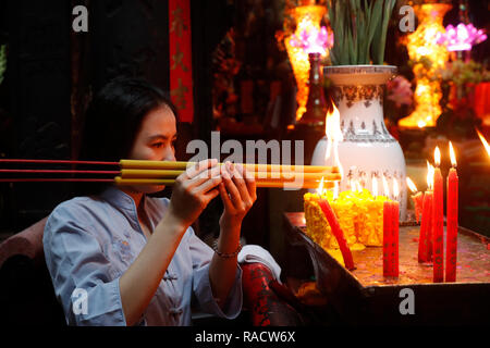 Vietnamesische Frau zu beten mit Räucherstäbchen, der Jade Kaiser Pagode, Ho Chi Minh City (Saigon), Vietnam, Indochina, Südostasien, Asien Stockfoto