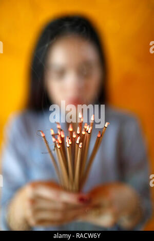 Betende Frau mit Räucherstäbchen in den Händen, Thien Hung buddhistischen Tempel, Ho Chi Minh City (Saigon), Vietnam, Indochina, Südostasien, Asien Stockfoto