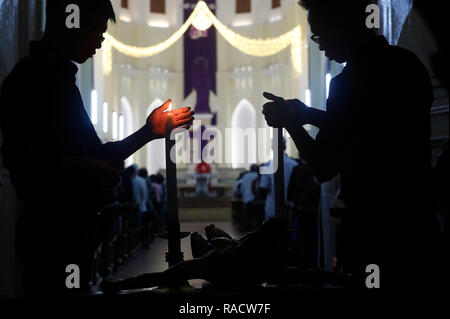 Katholische Messe am Karfreitag der Heiligen Woche, Gia Dinh Kirche, Ho Chi Minh City (Saigon), Vietnam, Indochina, Südostasien, Asien Stockfoto