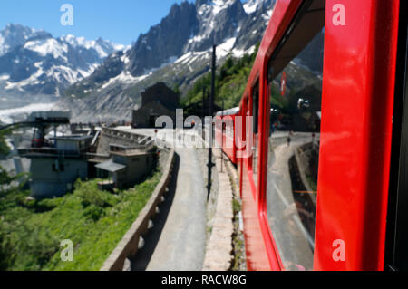 Mont-Blanc Massiv in den französischen Alpen, die montenvers Eisenbahn von Chamonix zum Mer de Glace Gletscher, Haute Savoie, Frankreich, Europa Stockfoto