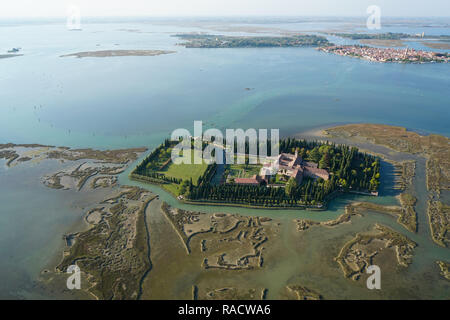 Blick auf San Francesco del Deserto Insel aus dem Hubschrauber, Lagune von Venedig, Weltkulturerbe der UNESCO, Venetien, Italien, Europa Stockfoto