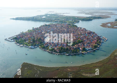 Blick auf die Insel Burano aus dem Hubschrauber, Lagune von Venedig, Weltkulturerbe der UNESCO, Venetien, Italien, Europa Stockfoto