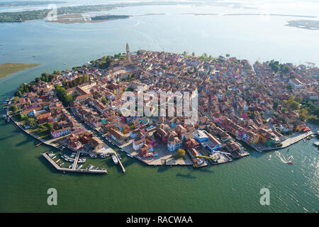 Blick auf die Insel Burano aus dem Hubschrauber, Lagune von Venedig, Weltkulturerbe der UNESCO, Venetien, Italien, Europa Stockfoto