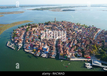 Blick auf die Insel Burano aus dem Hubschrauber, Lagune von Venedig, Weltkulturerbe der UNESCO, Venetien, Italien, Europa Stockfoto