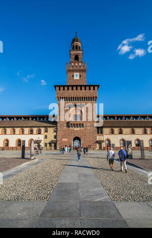 Blick auf das Castello Sforzesco (Schloss Sforza) auf einem hellen, sonnigen Tag, Mailand, Lombardei, Italien, Europa Stockfoto