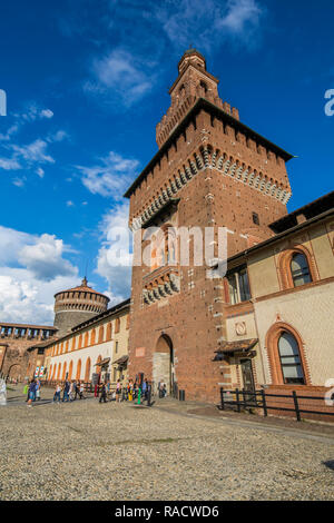 Blick auf das Castello Sforzesco (Schloss Sforza) auf einem hellen, sonnigen Tag, Mailand, Lombardei, Italien, Europa Stockfoto