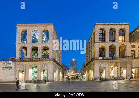 Ansicht des Museo del Novecento in Piazza Del Duomo in der Dämmerung, Mailand, Lombardei, Italien, Europa Stockfoto