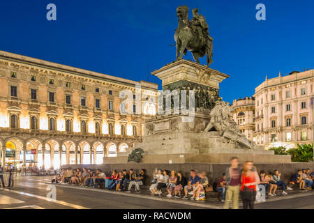 Blick auf die Statue von Vittorio Emanuele II an der Piazza del Duomo, in der Dämmerung, Mailand, Lombardei, Italien, Europa Stockfoto