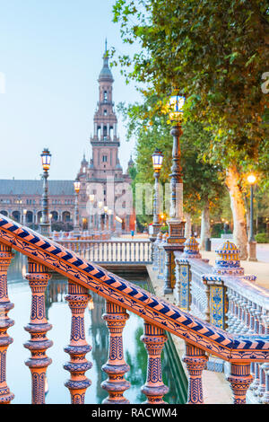 Details dekoriert keramische Säulen der Balustrade im typischen Art Deco Stil, Plaza de Espana, Sevilla, Andalusien, Spanien, Europa Stockfoto