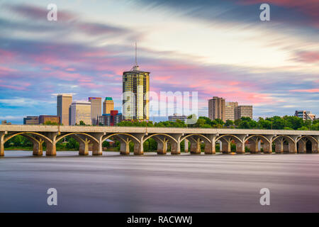 Tulsa, Oklahoma, USA Downtown Skyline auf dem Arkansas River in der Abenddämmerung. Stockfoto