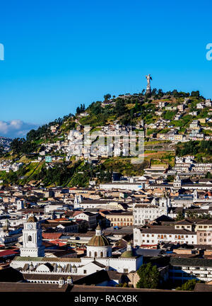 Blick über die Altstadt in Richtung El Panecillo Hill, Quito, Provinz Pichincha, Ecuador, Südamerika Stockfoto