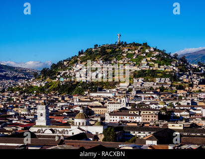 Blick über die Altstadt in Richtung El Panecillo Hill, Quito, Provinz Pichincha, Ecuador, Südamerika Stockfoto