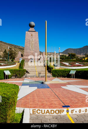 Denkmal für den Äquator, Ciudad Mitad del Mundo" (Mitte der Welt), in der Provinz Pichincha, Ecuador, Südamerika Stockfoto