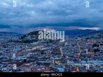 Blick über die Altstadt in Richtung El Panecillo Hill bei Dämmerung, Quito, Provinz Pichincha, Ecuador, Südamerika Stockfoto