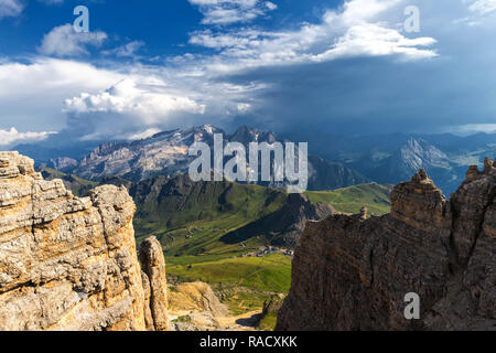 Sun lichter Marmolada und Pass Pordoi, Val di Fassa, Trentino, Dolomiten, Italien, Europa Stockfoto