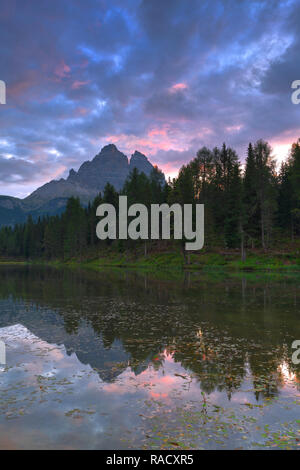 Drei Zinnen in den Antorno See spiegeln bei Sonnenaufgang, Sextner Dolomiten, Provinz Belluno, Venetien, Italien, Europa Stockfoto