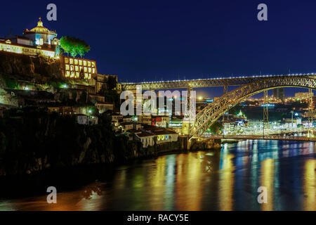 Blick auf das Kloster des Heiligen Augustinus von Serra do Pilar und Dom Luis Brücke über den Fluss Douro bei Nacht, Porto, Portugal, Europa Stockfoto