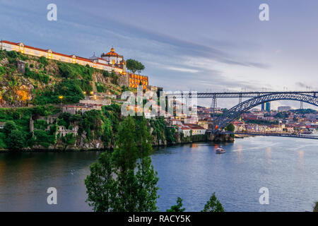 Blick auf das Kloster des Heiligen Augustinus von Serra do Pilar und Dom Luis Brücke über den Fluss Douro am Abend, Porto, Portugal, Europa Stockfoto