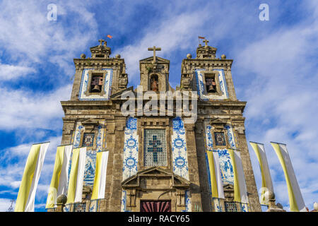 Fassade der Igreja de Santo Ildefonso (Kirche St. Ildelfonso) mit Azulejo blau-weißen Fliesen, Porto, Portugal, Europa Stockfoto