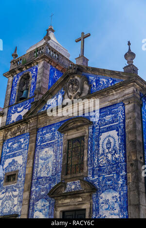 Fassade der Kapelle der Seelen, mit Azulejo blau und weiß bemalt Keramik Fliesen bedeckt, Capela das Almas Kirche, Porto, Portugal, Europa Stockfoto