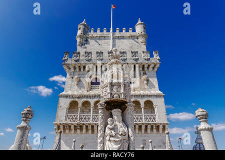 Befestigte Böden und Terrasse mit Blick auf den Torre de Belem (Belem Turm), mittelalterliche Wehrturm am Ufer des Tejo, UNESCO, Lissabon, Portugal Stockfoto