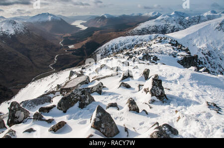 Mit Blick von oben in Glen Etive und Loch Etive in Entfernung vom Gipfel des Stob Dubh auf Buchaille Etive Mor, Highlands, Schottland, Vereinigtes Königreich Stockfoto