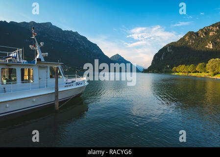 Boot auf dem See, Lago d'Idro, Valle Sabbia, Provinz Brescia, Lombardei, Italien, Europa Stockfoto