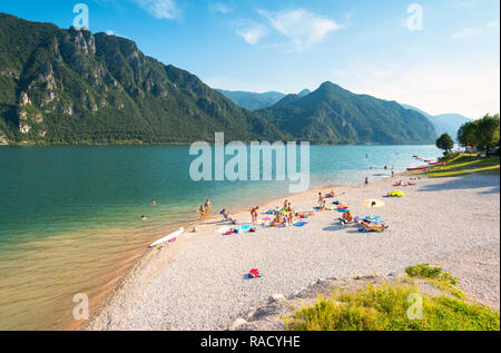 Badende am Ufer des Lago Idro, Valle Sabbia, Provinz Brescia, Lombardei, Italien, Europa Stockfoto