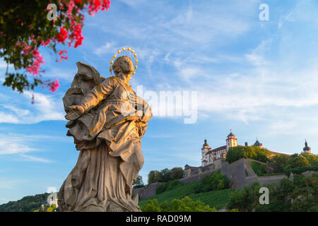 Statue auf Alte Mainbrücke, Würzburg, Bayern, Deutschland, Europa Stockfoto