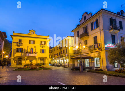 Blick auf das Restaurant und Architektur in der Dämmerung in Stresa, Lago Maggiore, Piemont, Italienische Seen, Italien, Europa Stockfoto